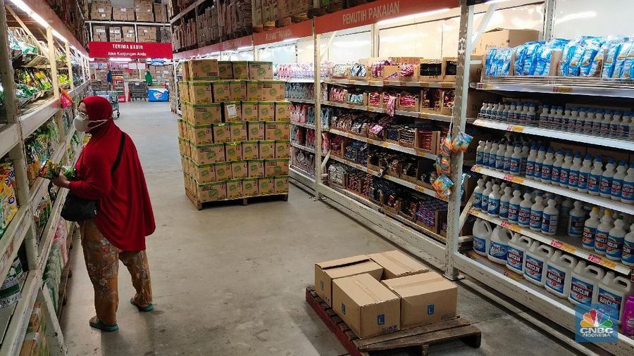 Sejumlah warga berbelanja di Lotte Mart, Puri Kembangan, Jakarta, Selasa (31/8/2021). Pemerintah kembali melakukan penyesuaian aktivitas masyarakat selama Pemberlakuan Pembatasan Kegiatan Masyarakat (PPKM) Jawa - Bali terhitung sejak 31 Agustus hingga 6 September 2022. Aturan yang disesuaikan adalah yang berkaitan dengan waktu operasional supermarket dan pasar swalayan yang diperbolehkan beroperasi hingga pukul 21:00 waktu setempat, satu jam lebih lama dari sebelumnya dengan kapasitas tatap 50%. (CNBC Indonesia/ Tri Susilo)