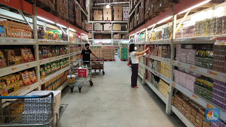 Sejumlah warga berbelanja di Lotte Mart, Puri Kembangan, Jakarta, Selasa (31/8/2021). Pemerintah kembali melakukan penyesuaian aktivitas masyarakat selama Pemberlakuan Pembatasan Kegiatan Masyarakat (PPKM) Jawa - Bali terhitung sejak 31 Agustus hingga 6 September 2022. Aturan yang disesuaikan adalah yang berkaitan dengan waktu operasional supermarket dan pasar swalayan yang diperbolehkan beroperasi hingga pukul 21:00 waktu setempat, satu jam lebih lama dari sebelumnya dengan kapasitas tatap 50%. (CNBC Indonesia/ Tri Susilo)