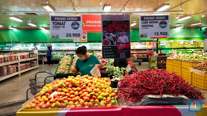 Sejumlah warga berbelanja di Lotte Mart, Puri Kembangan, Jakarta, Selasa (31/8/2021). Pemerintah kembali melakukan penyesuaian aktivitas masyarakat selama Pemberlakuan Pembatasan Kegiatan Masyarakat (PPKM) Jawa - Bali terhitung sejak 31 Agustus hingga 6 September 2022. Aturan yang disesuaikan adalah yang berkaitan dengan waktu operasional supermarket dan pasar swalayan yang diperbolehkan beroperasi hingga pukul 21:00 waktu setempat, satu jam lebih lama dari sebelumnya dengan kapasitas tatap 50%. (CNBC Indonesia/ Tri Susilo)
