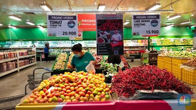 Ilustrasi Pasar Swalayan Sejumlah warga berbelanja di Lotte Mart, Puri Kembangan, Jakarta, Selasa (31/8/2021). Pemerintah kembali melakukan penyesuaian aktivitas masyarakat selama Pemberlakuan Pembatasan Kegiatan Masyarakat (PPKM) Jawa - Bali terhitung sejak 31 Agustus hingga 6 September 2022. Aturan yang disesuaikan adalah yang berkaitan dengan waktu operasional supermarket dan pasar swalayan yang diperbolehkan beroperasi hingga pukul 21:00 waktu setempat, satu jam lebih lama dari sebelumnya dengan kapasitas tatap 50%. (CNBC Indonesia/ Tri Susilo)