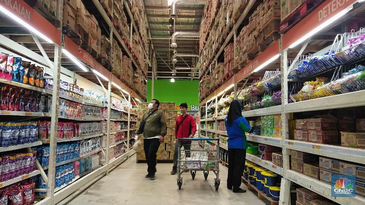 Sejumlah warga berbelanja di Lotte Mart, Puri Kembangan, Jakarta, Selasa (31/8/2021). Pemerintah kembali melakukan penyesuaian aktivitas masyarakat selama Pemberlakuan Pembatasan Kegiatan Masyarakat (PPKM) Jawa - Bali terhitung sejak 31 Agustus hingga 6 September 2022. Aturan yang disesuaikan adalah yang berkaitan dengan waktu operasional supermarket dan pasar swalayan yang diperbolehkan beroperasi hingga pukul 21:00 waktu setempat, satu jam lebih lama dari sebelumnya dengan kapasitas tatap 50%. (CNBC Indonesia/ Tri Susilo)