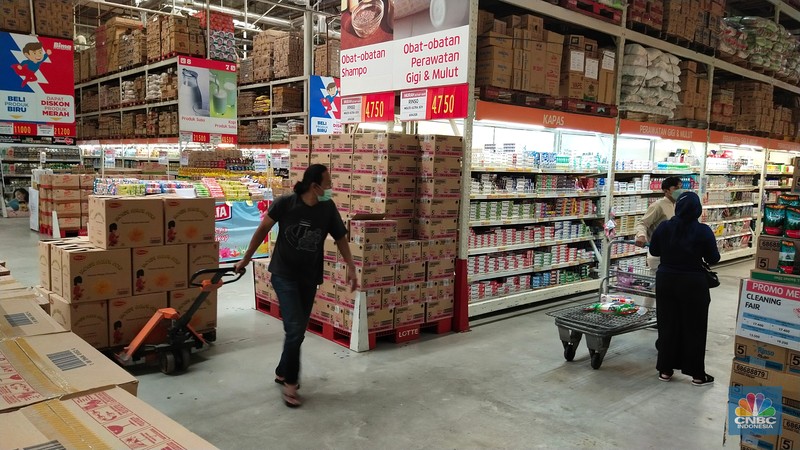 Sejumlah warga berbelanja di Lotte Mart, Puri Kembangan, Jakarta, Selasa (31/8/2021). Pemerintah kembali melakukan penyesuaian aktivitas masyarakat selama Pemberlakuan Pembatasan Kegiatan Masyarakat (PPKM) Jawa - Bali terhitung sejak 31 Agustus hingga 6 September 2022. Aturan yang disesuaikan adalah yang berkaitan dengan waktu operasional supermarket dan pasar swalayan yang diperbolehkan beroperasi hingga pukul 21:00 waktu setempat, satu jam lebih lama dari sebelumnya dengan kapasitas tatap 50%. (CNBC Indonesia/ Tri Susilo)