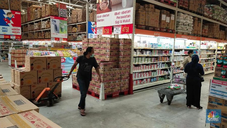 Sejumlah warga berbelanja di Lotte Mart, Puri Kembangan, Jakarta, Selasa (31/8/2021). Pemerintah kembali melakukan penyesuaian aktivitas masyarakat selama Pemberlakuan Pembatasan Kegiatan Masyarakat (PPKM) Jawa - Bali terhitung sejak 31 Agustus hingga 6 September 2022. Aturan yang disesuaikan adalah yang berkaitan dengan waktu operasional supermarket dan pasar swalayan yang diperbolehkan beroperasi hingga pukul 21:00 waktu setempat, satu jam lebih lama dari sebelumnya dengan kapasitas tatap 50%. (CNBC Indonesia/ Tri Susilo)
