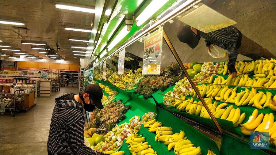 Sejumlah warga berbelanja di Lotte Mart, Puri Kembangan, Jakarta, Selasa (31/8/2021). Pemerintah kembali melakukan penyesuaian aktivitas masyarakat selama Pemberlakuan Pembatasan Kegiatan Masyarakat (PPKM) Jawa - Bali terhitung sejak 31 Agustus hingga 6 September 2022. Aturan yang disesuaikan adalah yang berkaitan dengan waktu operasional supermarket dan pasar swalayan yang diperbolehkan beroperasi hingga pukul 21:00 waktu setempat, satu jam lebih lama dari sebelumnya dengan kapasitas tatap 50%. (CNBC Indonesia/ Tri Susilo)