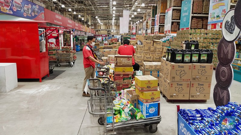Sejumlah warga berbelanja di Lotte Mart, Puri Kembangan, Jakarta, Selasa (31/8/2021). Pemerintah kembali melakukan penyesuaian aktivitas masyarakat selama Pemberlakuan Pembatasan Kegiatan Masyarakat (PPKM) Jawa - Bali terhitung sejak 31 Agustus hingga 6 September 2022. Aturan yang disesuaikan adalah yang berkaitan dengan waktu operasional supermarket dan pasar swalayan yang diperbolehkan beroperasi hingga pukul 21:00 waktu setempat, satu jam lebih lama dari sebelumnya dengan kapasitas tatap 50%. (CNBC Indonesia/ Tri Susilo)