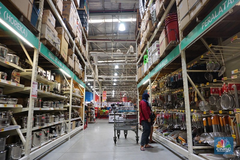 Sejumlah warga berbelanja di Lotte Mart, Puri Kembangan, Jakarta, Selasa (31/8/2021). Pemerintah kembali melakukan penyesuaian aktivitas masyarakat selama Pemberlakuan Pembatasan Kegiatan Masyarakat (PPKM) Jawa - Bali terhitung sejak 31 Agustus hingga 6 September 2022. Aturan yang disesuaikan adalah yang berkaitan dengan waktu operasional supermarket dan pasar swalayan yang diperbolehkan beroperasi hingga pukul 21:00 waktu setempat, satu jam lebih lama dari sebelumnya dengan kapasitas tatap 50%. (CNBC Indonesia/ Tri Susilo)