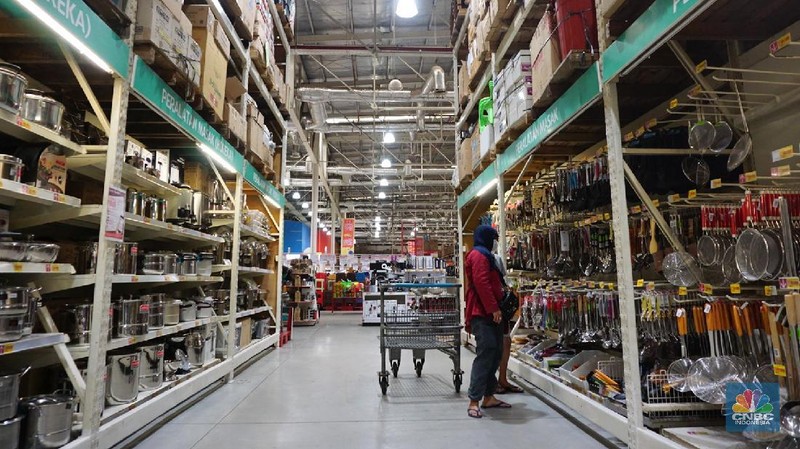 Sejumlah warga berbelanja di Lotte Mart, Puri Kembangan, Jakarta, Selasa (31/8/2021). Pemerintah kembali melakukan penyesuaian aktivitas masyarakat selama Pemberlakuan Pembatasan Kegiatan Masyarakat (PPKM) Jawa - Bali terhitung sejak 31 Agustus hingga 6 September 2022. Aturan yang disesuaikan adalah yang berkaitan dengan waktu operasional supermarket dan pasar swalayan yang diperbolehkan beroperasi hingga pukul 21:00 waktu setempat, satu jam lebih lama dari sebelumnya dengan kapasitas tatap 50%. (CNBC Indonesia/ Tri Susilo)