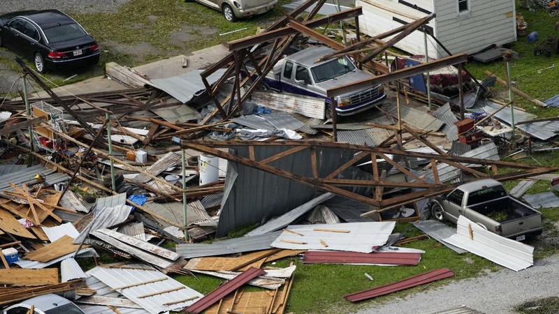 Destruction is seen in the aftermath of Hurricane Ida, Monday, Aug. 30, 2021, in Houma, La. The weather died down shortly before dawn. (AP Photo/David J. Phillip)
