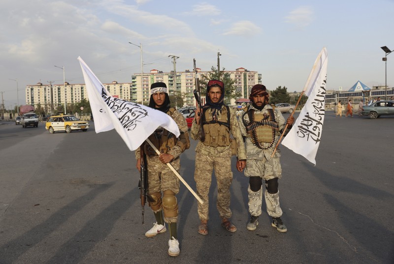 Pasukan Taliban ,Afghanistan Kabul Taliban fighters hold Taliban flags in Kabul, Afghanistan, Monday, Aug. 30, 2021. Many Afghans are anxious about the Taliban rule and are figuring out ways to get out of Afghanistan. But it's the financial desperation that seems to hang heavy over the city. (AP Photo/Khwaja Tawfiq Sediqi)