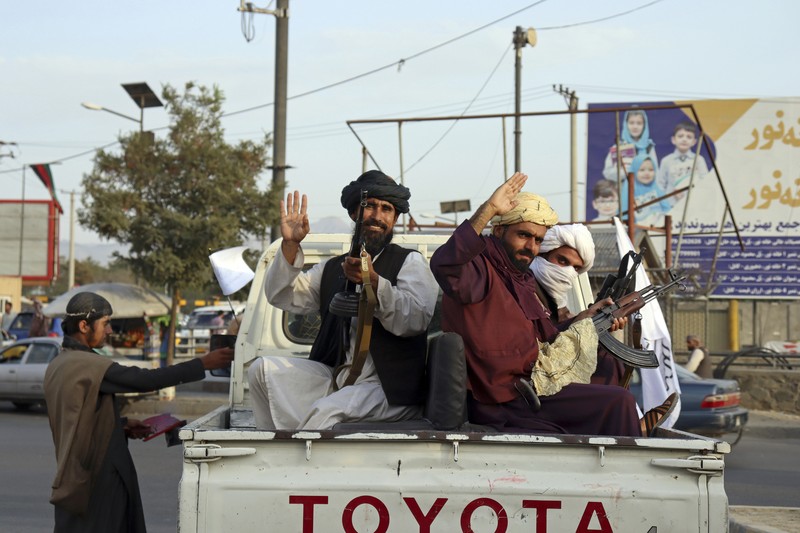Pasukan Taliban ,Afghanistan Kabul Taliban fighters hold Taliban flags in Kabul, Afghanistan, Monday, Aug. 30, 2021. Many Afghans are anxious about the Taliban rule and are figuring out ways to get out of Afghanistan. But it's the financial desperation that seems to hang heavy over the city. (AP Photo/Khwaja Tawfiq Sediqi)