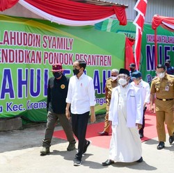 Santri Bertanya ke Jokowi: Kapan Kami Semua Divaksin, Pak?