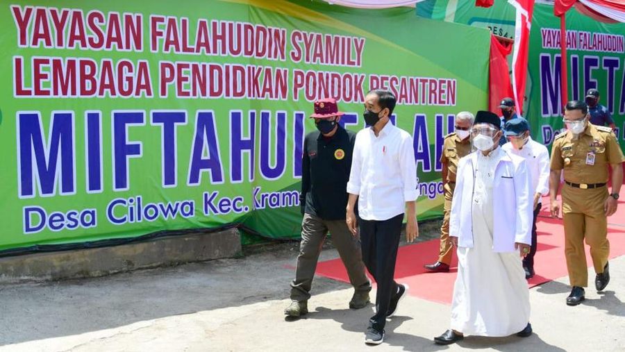 Presiden Joko Widodo meninjau langsung kegiatan vaksinasi Covid-19 bagi para pelajar dan santri yang digelar di Pondok Pesantren Miftahul Falah, Kabupaten Kuningan, Jawa Barat, pada Selasa, 31 Agustus 2021. (Biro Pers Sekretariat Presiden/ Muchlis Jr)