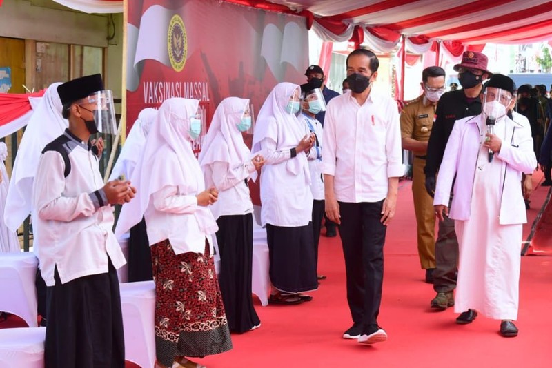 Presiden Jokowi meninjau kegiatan vaksinasi di Kampung Tonjong, Kecamatan Cigandamekar, Kabupaten Kuningan. (Biro Pers Sekretariat Presiden/ Muchlis Jr)