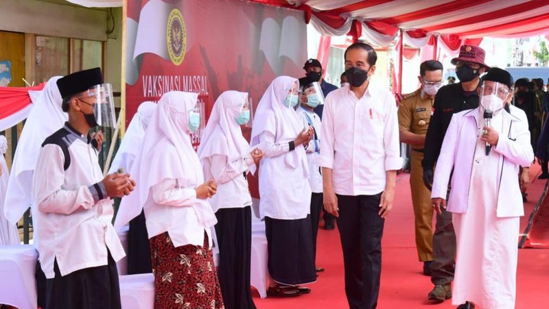 Presiden Jokowi meninjau kegiatan vaksinasi di Kampung Tonjong, Kecamatan Cigandamekar, Kabupaten Kuningan. (Biro Pers Sekretariat Presiden/ Muchlis Jr)