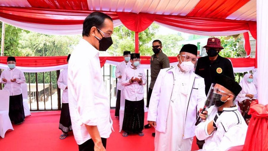 Presiden Joko Widodo meninjau langsung kegiatan vaksinasi Covid-19 bagi para pelajar dan santri yang digelar di Pondok Pesantren Miftahul Falah, Kabupaten Kuningan, Jawa Barat, pada Selasa, 31 Agustus 2021. (Biro Pers Sekretariat Presiden/ Muchlis Jr)