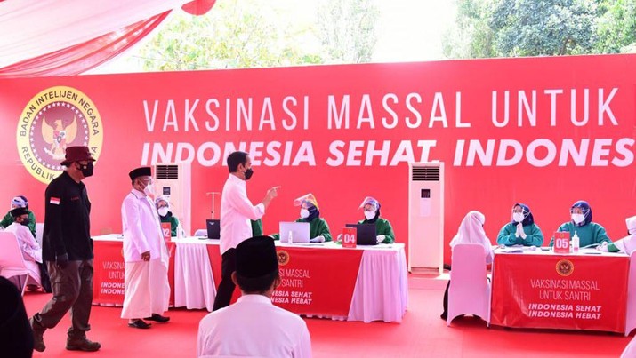 Presiden Joko Widodo meninjau langsung kegiatan vaksinasi Covid-19 bagi para pelajar dan santri yang digelar di Pondok Pesantren Miftahul Falah, Kabupaten Kuningan, Jawa Barat, pada Selasa, 31 Agustus 2021. (Biro Pers Sekretariat Presiden/ Muchlis Jr) Presiden Joko Widodo meninjau langsung kegiatan vaksinasi Covid-19 bagi para pelajar dan santri yang digelar di Pondok Pesantren Miftahul Falah, Kabupaten Kuningan, Jawa Barat, pada Selasa, 31 Agustus 2021. (Biro Pers Sekretariat Presiden/ Muchlis Jr)
