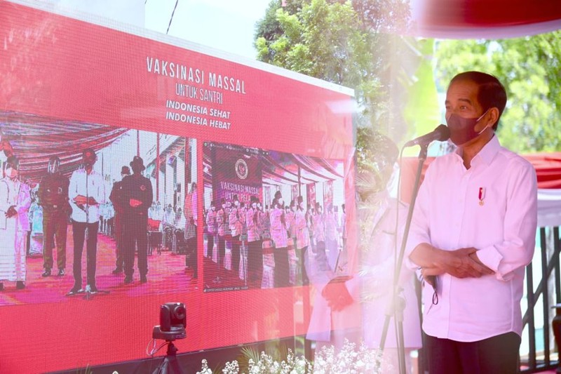 Presiden Jokowi meninjau kegiatan vaksinasi di Kampung Tonjong, Kecamatan Cigandamekar, Kabupaten Kuningan. (Biro Pers Sekretariat Presiden/ Muchlis Jr)
