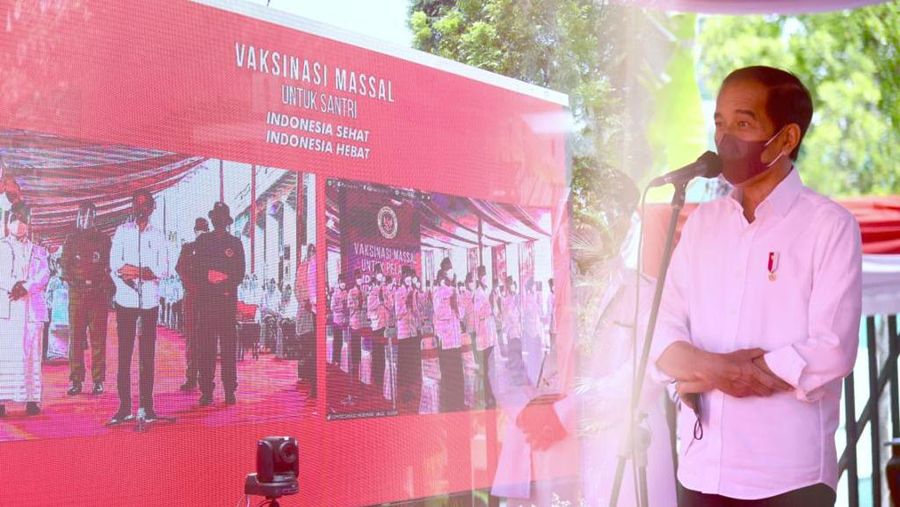 Presiden Joko Widodo menyapa para santri yang menjadi peserta vaksinasi Covid-19 di sejumlah pondok pesantren melalui konferensi video, dalam kunjungan kerjanya ke Pondok Pesantren Miftahul Falah, Kabupaten Kuningan, pada Selasa, 31 Agustus 2021. (Biro Pers Sekretariat Presiden/ Muchlis Jr)