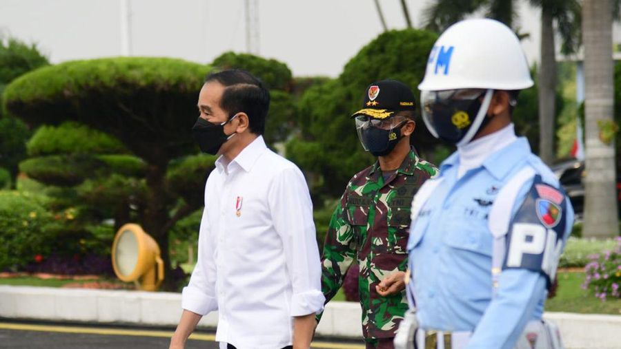 Presiden Jokowi bersiap menuju Kota Cirebon, Provinsi Jawa Barat di Pangkalan TNI AU Halim Perdana Kusuma (Biro Pers Sekretariat Presiden/Muchlis Jr)