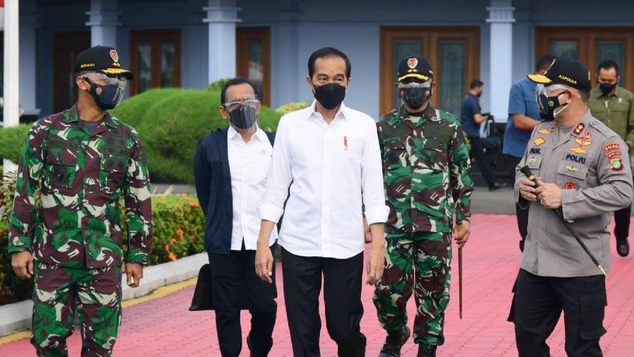 Presiden Jokowi bersiap menuju Kota Cirebon, Provinsi Jawa Barat di Pangkalan TNI AU Halim Perdana Kusuma (Biro Pers Sekretariat Presiden/uchlis Jr)