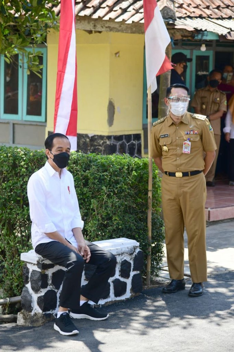 Presiden Jokowi meninjau kegiatan vaksinasi di Kampung Tonjong, Kecamatan Cigandamekar, Kabupaten Kuningan. Presiden Jokowi meninjau kegiatan vaksinasi di Kampung Tonjong, Kecamatan Cigandamekar, Kabupaten Kuningan. (Biro Pers Sekretariat Presiden/ Muchlis Jr)