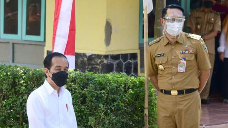 Presiden Jokowi meninjau kegiatan vaksinasi di Kampung Tonjong, Kecamatan Cigandamekar, Kabupaten Kuningan. (Biro Pers Sekretariat Presiden/ Muchlis Jr)