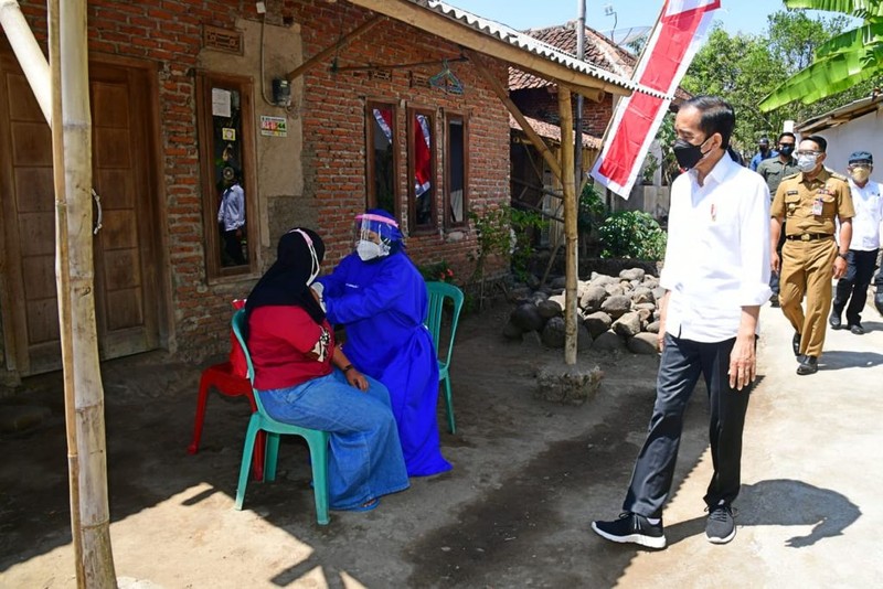 Presiden Jokowi meninjau kegiatan vaksinasi di Kampung Tonjong, Kecamatan Cigandamekar, Kabupaten Kuningan. Presiden Jokowi meninjau kegiatan vaksinasi di Kampung Tonjong, Kecamatan Cigandamekar, Kabupaten Kuningan. (Biro Pers Sekretariat Presiden/ Muchlis Jr)