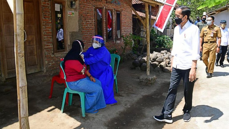 Presiden Jokowi meninjau kegiatan vaksinasi di Kampung Tonjong, Kecamatan Cigandamekar, Kabupaten Kuningan. (Biro Pers Sekretariat Presiden/ Muchlis Jr)