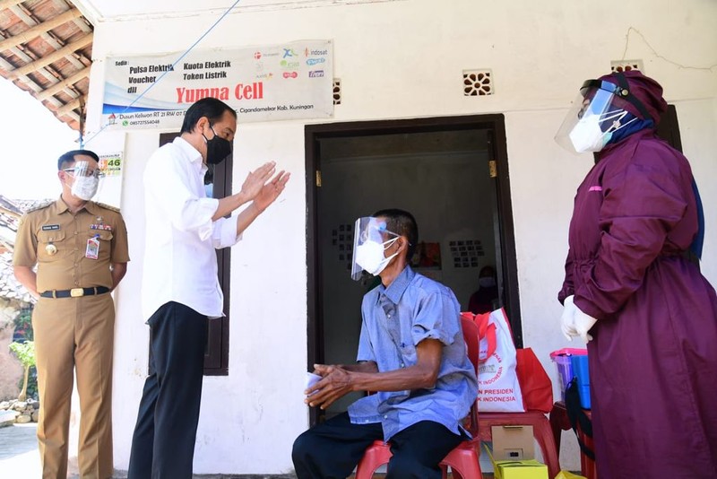 Presiden Jokowi meninjau kegiatan vaksinasi di Kampung Tonjong, Kecamatan Cigandamekar, Kabupaten Kuningan. Presiden Jokowi meninjau kegiatan vaksinasi di Kampung Tonjong, Kecamatan Cigandamekar, Kabupaten Kuningan. (Biro Pers Sekretariat Presiden/ Muchlis Jr)