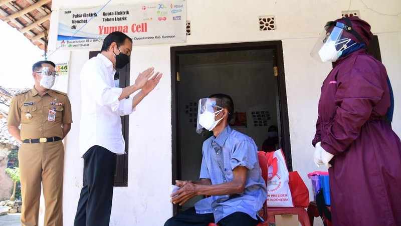 Presiden Jokowi meninjau kegiatan vaksinasi di Kampung Tonjong, Kecamatan Cigandamekar, Kabupaten Kuningan. (Biro Pers Sekretariat Presiden/ Muchlis Jr)