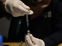 Efek Samping Vaksin AstraZeneca Vs Pfizer, Mana Lebih Nampol?