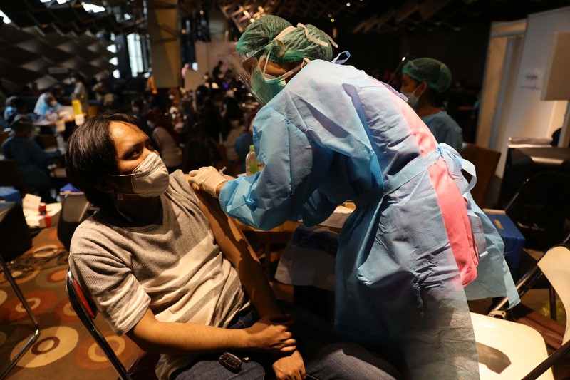 Vaksinasi Covid-19 di Pusat Pembelanjaan dengan menggunakan Pfizer. Pengunjung mall mengikuti vaksinasi Pfizer dari Puskesmas Kecamatan Cilandak di Mall Cilandak Town square, Jakarta, Selasa, 31/8. Puskesmas Kecamatan Cilandak menggelar program vaksinasi tersebut untuk masyarakat umum. Proses penyuntikan vaksin mulai pukul 08.00 WIB hingga kuota habis sebanyak 500 orang. Informasi pendaftaran vaksinasi itu didapat dari unggahan di akun Instagram @puskesmaskecamatancilandak, pada Rabu, 25 Agustus 2021. Khusus untuk vaksin hari ini, Kamis, 26 Agustus 2021, pendaftaran bisa dilakukan dengan mengakses link https://www.serbuanvaksin24.org. Dalam surat Dinkes DKI juga menjelaskan sejumlah syarat untuk mendapatkan vaksin Pfizer. Diantaranya, dialokasikan untuk masyarakat umum yang belum pernah mendapatkan vaksinasi Covid-19 dosis 1 maupun dosis 2. Kemudian, sasaran juga termasuk bagi ibu hamil, ibu menyusui, masyarakat yang memiliki kondisi immunocomprised seperti autoimun, komorbid berat, penyakit kronis dan gangguan imunologi lainnya.(CNBC Indonesia/ Muhammad Sabki)