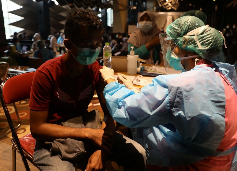 Vaksinasi Covid-19 di Pusat Pembelanjaan dengan menggunakan Pfizer. Pengunjung mall mengikuti vaksinasi Pfizer dari Puskesmas Kecamatan Cilandak di Mall Cilandak Town square, Jakarta, Selasa, 31/8. Puskesmas Kecamatan Cilandak menggelar program vaksinasi tersebut untuk masyarakat umum. Proses penyuntikan vaksin mulai pukul 08.00 WIB hingga kuota habis sebanyak 500 orang. Informasi pendaftaran vaksinasi itu didapat dari unggahan di akun Instagram @puskesmaskecamatancilandak, pada Rabu, 25 Agustus 2021. Khusus untuk vaksin hari ini, Kamis, 26 Agustus 2021, pendaftaran bisa dilakukan dengan mengakses link https://www.serbuanvaksin24.org. Dalam surat Dinkes DKI juga menjelaskan sejumlah syarat untuk mendapatkan vaksin Pfizer. Diantaranya, dialokasikan untuk masyarakat umum yang belum pernah mendapatkan vaksinasi Covid-19 dosis 1 maupun dosis 2. Kemudian, sasaran juga termasuk bagi ibu hamil, ibu menyusui, masyarakat yang memiliki kondisi immunocomprised seperti autoimun, komorbid berat, penyakit kronis dan gangguan imunologi lainnya.(CNBC Indonesia/ Muhammad Sabki)