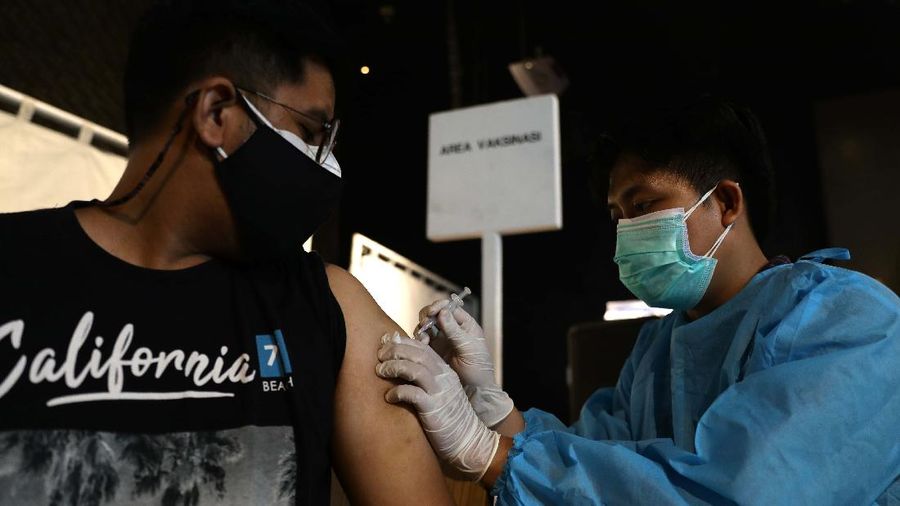 Pengunjung mall mengikuti vaksinasi Pfizer dari Puskesmas Kecamatan Cilandak di Mall Cilandak Town square, Jakarta, Selasa, 31/8.  Puskesmas Kecamatan Cilandak menggelar program vaksinasi tersebut untuk masyarakat umum. Proses penyuntikan vaksin mulai pukul 08.00 WIB hingga kuota habis sebanyak 500 orang. Informasi pendaftaran vaksinasi itu didapat dari unggahan di akun Instagram @puskesmaskecamatancilandak, pada Rabu, 25 Agustus 2021. Khusus untuk vaksin hari ini, Kamis, 26 Agustus 2021, pendaftaran bisa dilakukan dengan mengakses link https://www.serbuanvaksin24.org. Dalam surat Dinkes DKI juga menjelaskan sejumlah syarat untuk mendapatkan vaksin Pfizer. Diantaranya, dialokasikan untuk masyarakat umum yang belum pernah mendapatkan vaksinasi Covid-19 dosis 1 maupun dosis 2. Kemudian, sasaran juga termasuk bagi ibu hamil, ibu menyusui, masyarakat yang memiliki kondisi immunocomprised seperti autoimun, komorbid berat, penyakit kronis dan gangguan imunologi lainnya.(CNBC Indonesia/ Muhammad Sabki)