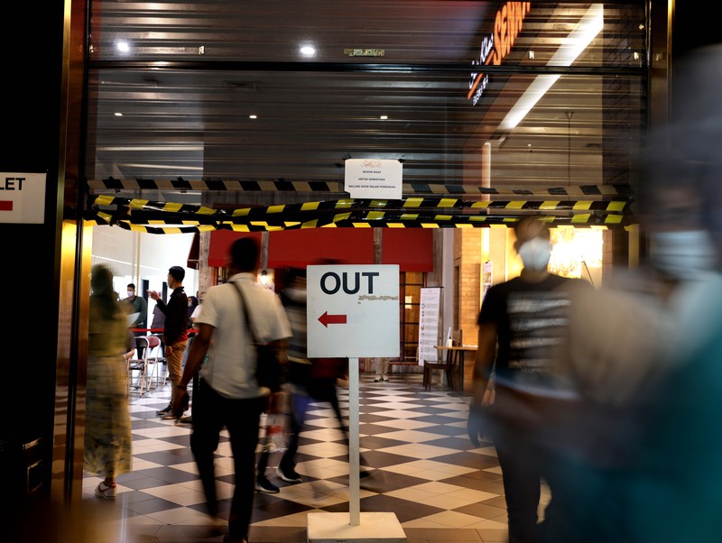 Pengunjung mall mengikuti vaksinasi Pfizer dari Puskesmas Kecamatan Cilandak di Mall Cilandak Town square, Jakarta, Selasa, 31/8.  Puskesmas Kecamatan Cilandak menggelar program vaksinasi tersebut untuk masyarakat umum. Proses penyuntikan vaksin mulai pukul 08.00 WIB hingga kuota habis sebanyak 500 orang. Informasi pendaftaran vaksinasi itu didapat dari unggahan di akun Instagram @puskesmaskecamatancilandak, pada Rabu, 25 Agustus 2021. Khusus untuk vaksin hari ini, Kamis, 26 Agustus 2021, pendaftaran bisa dilakukan dengan mengakses link https://www.serbuanvaksin24.org. Dalam surat Dinkes DKI juga menjelaskan sejumlah syarat untuk mendapatkan vaksin Pfizer. Diantaranya, dialokasikan untuk masyarakat umum yang belum pernah mendapatkan vaksinasi Covid-19 dosis 1 maupun dosis 2. Kemudian, sasaran juga termasuk bagi ibu hamil, ibu menyusui, masyarakat yang memiliki kondisi immunocomprised seperti autoimun, komorbid berat, penyakit kronis dan gangguan imunologi lainnya.(CNBC Indonesia/ Muhammad Sabki)