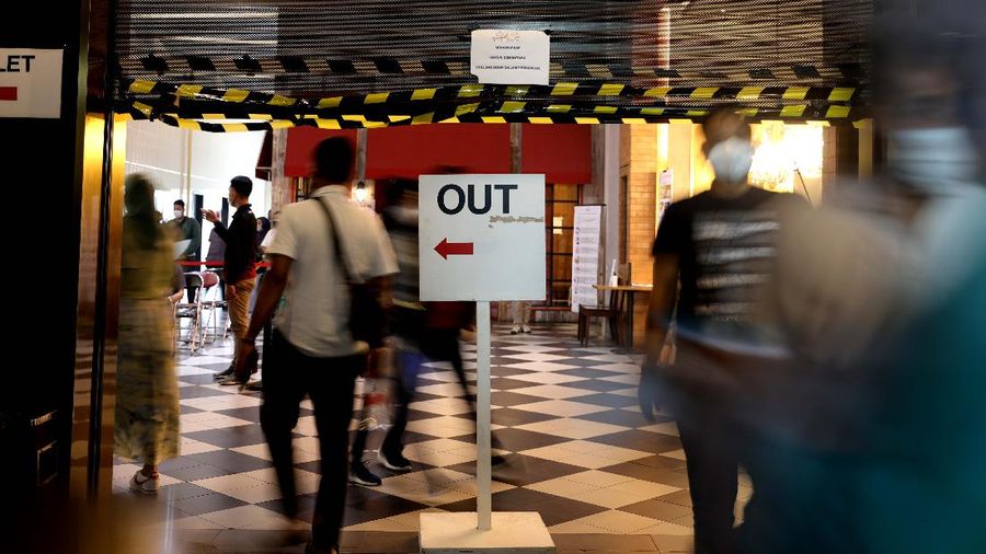 Pengunjung mall mengikuti vaksinasi Pfizer dari Puskesmas Kecamatan Cilandak di Mall Cilandak Town square, Jakarta, Selasa, 31/8.  Puskesmas Kecamatan Cilandak menggelar program vaksinasi tersebut untuk masyarakat umum. Proses penyuntikan vaksin mulai pukul 08.00 WIB hingga kuota habis sebanyak 500 orang. Informasi pendaftaran vaksinasi itu didapat dari unggahan di akun Instagram @puskesmaskecamatancilandak, pada Rabu, 25 Agustus 2021. Khusus untuk vaksin hari ini, Kamis, 26 Agustus 2021, pendaftaran bisa dilakukan dengan mengakses link https://www.serbuanvaksin24.org. Dalam surat Dinkes DKI juga menjelaskan sejumlah syarat untuk mendapatkan vaksin Pfizer. Diantaranya, dialokasikan untuk masyarakat umum yang belum pernah mendapatkan vaksinasi Covid-19 dosis 1 maupun dosis 2. Kemudian, sasaran juga termasuk bagi ibu hamil, ibu menyusui, masyarakat yang memiliki kondisi immunocomprised seperti autoimun, komorbid berat, penyakit kronis dan gangguan imunologi lainnya.(CNBC Indonesia/ Muhammad Sabki)