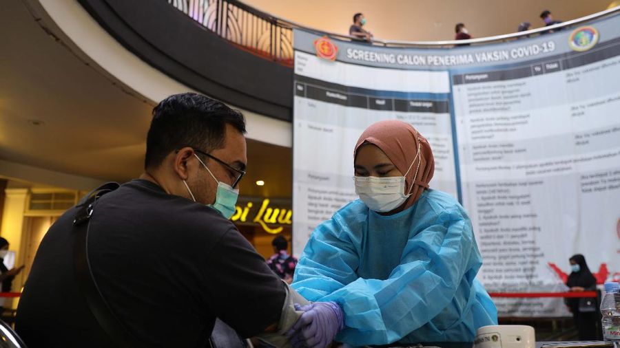 Pengunjung mall mengikuti vaksinasi Pfizer dari Puskesmas Kecamatan Cilandak di Mall Cilandak Town square, Jakarta, Selasa, 31/8.  Puskesmas Kecamatan Cilandak menggelar program vaksinasi tersebut untuk masyarakat umum. Proses penyuntikan vaksin mulai pukul 08.00 WIB hingga kuota habis sebanyak 500 orang. Informasi pendaftaran vaksinasi itu didapat dari unggahan di akun Instagram @puskesmaskecamatancilandak, pada Rabu, 25 Agustus 2021. Khusus untuk vaksin hari ini, Kamis, 26 Agustus 2021, pendaftaran bisa dilakukan dengan mengakses link https://www.serbuanvaksin24.org. Dalam surat Dinkes DKI juga menjelaskan sejumlah syarat untuk mendapatkan vaksin Pfizer. Diantaranya, dialokasikan untuk masyarakat umum yang belum pernah mendapatkan vaksinasi Covid-19 dosis 1 maupun dosis 2. Kemudian, sasaran juga termasuk bagi ibu hamil, ibu menyusui, masyarakat yang memiliki kondisi immunocomprised seperti autoimun, komorbid berat, penyakit kronis dan gangguan imunologi lainnya.(CNBC Indonesia/ Muhammad Sabki)