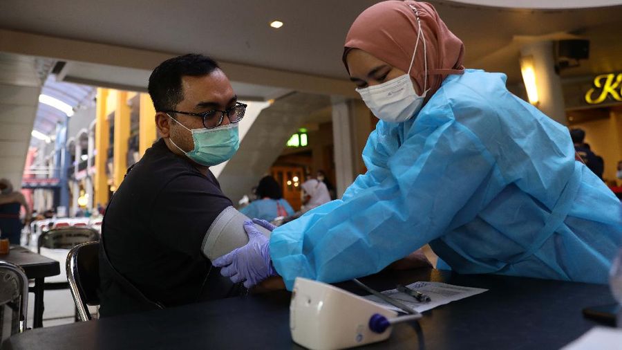 Pengunjung mall mengikuti vaksinasi Pfizer dari Puskesmas Kecamatan Cilandak di Mall Cilandak Town square, Jakarta, Selasa, 31/8.  Puskesmas Kecamatan Cilandak menggelar program vaksinasi tersebut untuk masyarakat umum. Proses penyuntikan vaksin mulai pukul 08.00 WIB hingga kuota habis sebanyak 500 orang. Informasi pendaftaran vaksinasi itu didapat dari unggahan di akun Instagram @puskesmaskecamatancilandak, pada Rabu, 25 Agustus 2021. Khusus untuk vaksin hari ini, Kamis, 26 Agustus 2021, pendaftaran bisa dilakukan dengan mengakses link https://www.serbuanvaksin24.org. Dalam surat Dinkes DKI juga menjelaskan sejumlah syarat untuk mendapatkan vaksin Pfizer. Diantaranya, dialokasikan untuk masyarakat umum yang belum pernah mendapatkan vaksinasi Covid-19 dosis 1 maupun dosis 2. Kemudian, sasaran juga termasuk bagi ibu hamil, ibu menyusui, masyarakat yang memiliki kondisi immunocomprised seperti autoimun, komorbid berat, penyakit kronis dan gangguan imunologi lainnya.(CNBC Indonesia/ Muhammad Sabki)