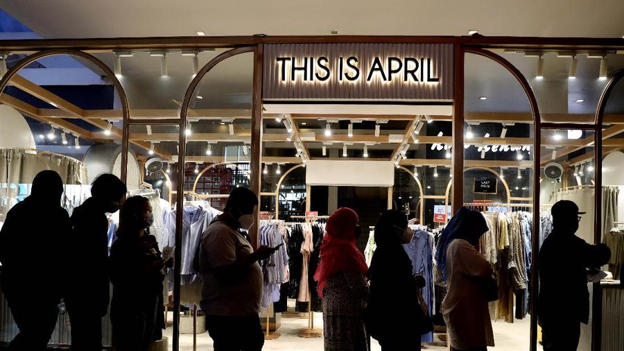 Pengunjung mall mengikuti vaksinasi Pfizer dari Puskesmas Kecamatan Cilandak di Mall Cilandak Town square, Jakarta, Selasa, 31/8.  Puskesmas Kecamatan Cilandak menggelar program vaksinasi tersebut untuk masyarakat umum. Proses penyuntikan vaksin mulai pukul 08.00 WIB hingga kuota habis sebanyak 500 orang. Informasi pendaftaran vaksinasi itu didapat dari unggahan di akun Instagram @puskesmaskecamatancilandak, pada Rabu, 25 Agustus 2021. Khusus untuk vaksin hari ini, Kamis, 26 Agustus 2021, pendaftaran bisa dilakukan dengan mengakses link https://www.serbuanvaksin24.org. Dalam surat Dinkes DKI juga menjelaskan sejumlah syarat untuk mendapatkan vaksin Pfizer. Diantaranya, dialokasikan untuk masyarakat umum yang belum pernah mendapatkan vaksinasi Covid-19 dosis 1 maupun dosis 2. Kemudian, sasaran juga termasuk bagi ibu hamil, ibu menyusui, masyarakat yang memiliki kondisi immunocomprised seperti autoimun, komorbid berat, penyakit kronis dan gangguan imunologi lainnya.(CNBC Indonesia/ Muhammad Sabki)