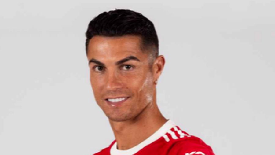 Cristiano Ronaldo mengenakan kostum Manchester United