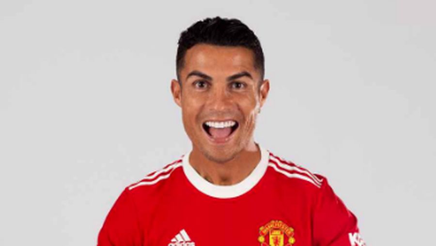 Cristiano Ronaldo mengenakan kostum Manchester United