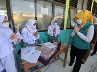 Jelang PTM, Atalia Kamil Tinjau Vaksinasi Siswa di Indramayu