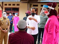 Ridwan Kamil Dampingi Presiden Vaksinasi Door to Door