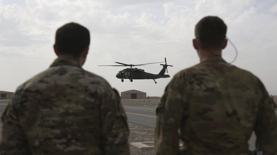 Helikopter UH-60 Black Hawk lepas landas di Lapangan Udara Kandahar, Afghanistan. (AP Photo/Rahmat Gul)
