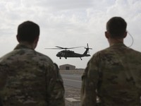 Viral Black Hawk Terbang di Afghanistan, Bawa Pria Tergantung