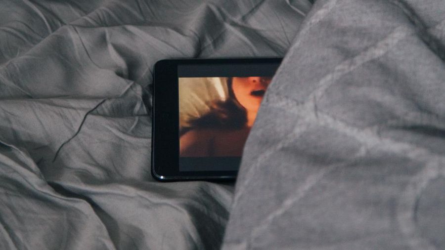 Ilustrasi Industri Porno (Photo by Charles Deluvio on Unsplash)