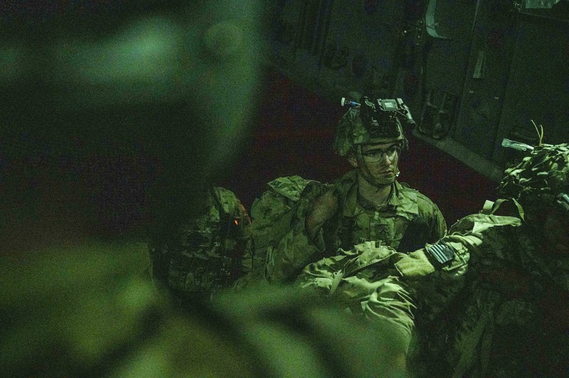Militer AS Meninggalkan Afghanistan In this Aug. 30, 2021, photo provided by the U.S. Air Force, soldiers, assigned to the 82nd Airborne Division, prepare to board a U.S. Air Force C-17 Globemaster III aircraft at Hamid Karzai International Airport in Kabul, Afghanistan. (Senior Airman Taylor Crul/U.S. Air Force via AP)