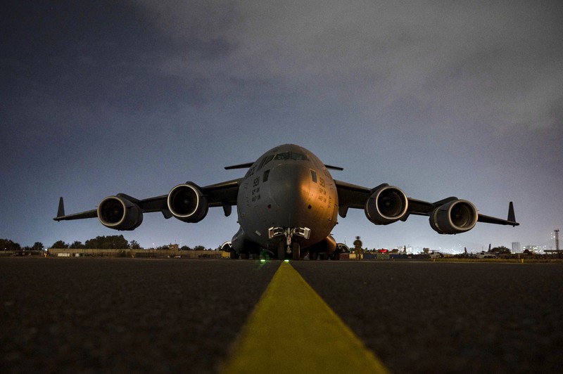 Militer AS Meninggalkan Afghanistan In this Aug. 30, 2021, photo provided by the U.S. Air Force, soldiers, assigned to the 82nd Airborne Division, prepare to board a U.S. Air Force C-17 Globemaster III aircraft at Hamid Karzai International Airport in Kabul, Afghanistan. (Senior Airman Taylor Crul/U.S. Air Force via AP)