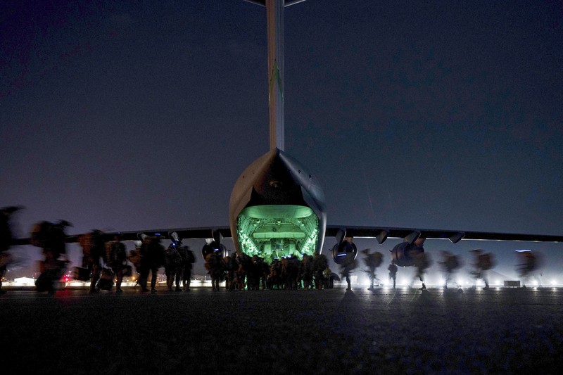 Militer AS Meninggalkan Afghanistan In this Aug. 30, 2021, photo provided by the U.S. Air Force, soldiers, assigned to the 82nd Airborne Division, prepare to board a U.S. Air Force C-17 Globemaster III aircraft at Hamid Karzai International Airport in Kabul, Afghanistan. (Senior Airman Taylor Crul/U.S. Air Force via AP)