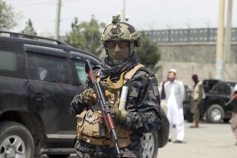 Pasukan khusus Taliban tiba di dalam Bandara Internasional Hamid Karzai, Kabul Taliban special forces fighters stand guard outside the Hamid Karzai International Airport after the U.S. military's withdrawal, in Kabul, Afghanistan, Tuesday, Aug. 31, 2021. The Taliban were in full control of Kabul's airport on Tuesday, after the last U.S. plane left its runway, marking the end of America's longest war. (AP Photo/Khwaja Tawfiq Sediqi)